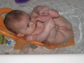 Elya dans son bain essaye d'attraper ses pieds - 009 * 1024 x 768 * (74KB)